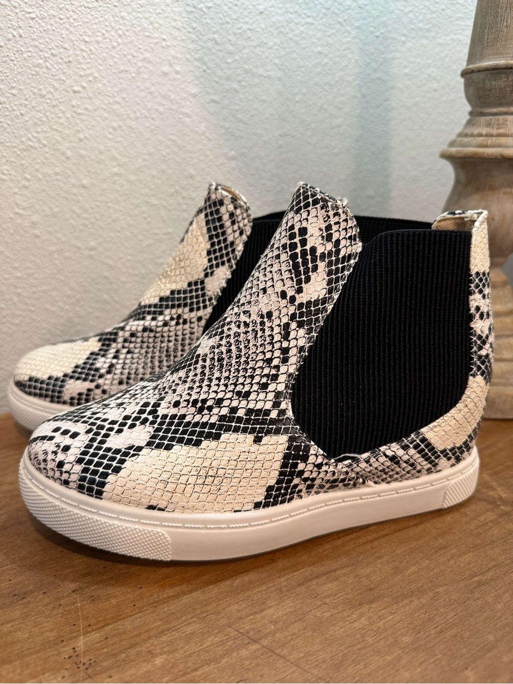 Outwoods Snake Print Chelsea Sneaker Booties Women’s Size 7 Slip On White Black